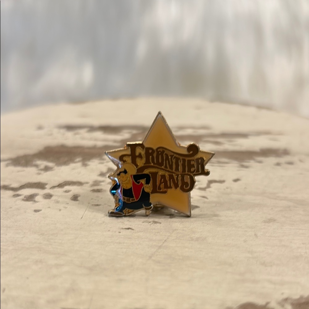 Disney Vintage Frontierland Star Pin